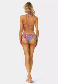Zestaw bikini z różowym wzorem paisley, top na halterze oraz niskie majtki z węzłowymi detalami po bokach. Wykonany z elastycznej, lekkiej tkaniny.
