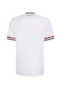 Chemise blanche à manches courtes avec bordures rayées rouges, blanches et vertes sur les manches et le col, texte "MAGYARORSZÁG" sous le col au dos.
