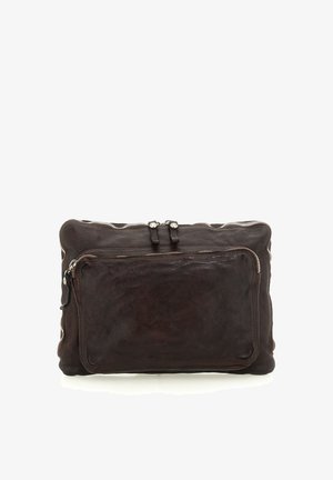 Pochette in pelle marrone scuro con due scomparti con cerniera, una sezione posteriore più grande e una tasca anteriore più piccola, su sfondo bianco.
