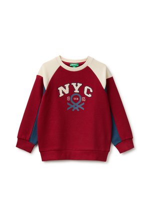 Sudadera roja de manga larga con hombros crema, paneles laterales azules y texto y logo "NYC 1965 UCB" en el frente.
