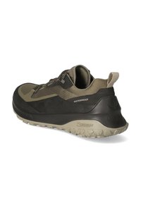 Chaussures de randonnée imperméables en olive foncé et noir, présentant un dessus texturé, une semelle robuste avec un marquage Michelin et un design à lacets.