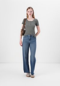 Noisy May NMDAHLIA WIDE LEG - Laisvo kirpimo džinsai - medium blue denim