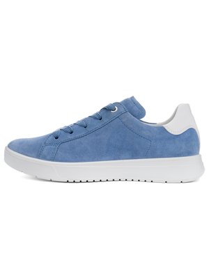 Niedrig geschnittener Sneaker mit blauem Wildleder-Obermaterial, weißem Fersenlaschen, weißer Gummisohle und blauen Schnürsenkeln, von der Außenseite auf weißem Hintergrund gezeigt.