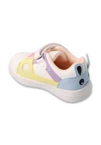 Białe sneakersy z żółtymi, purpurowymi i niebieskimi akcentami. Posiadają twarz królika na pięcie, panel z siatki oraz rzep do zapięcia.