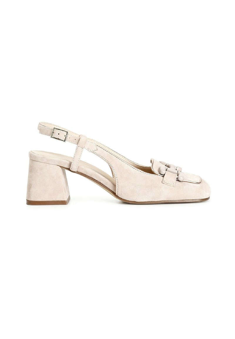 Sandal con tacco in suede beige, punta quadrata, tacco a blocco, cinturino regolabile con fibbia e dettaglio a fiocco decorativo sulla tomaia.