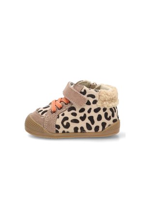Zapato para niño pequeño con estampado de leopardo beige y marrón, cordones naranjas, puntera marrón clara, cierre de velcro y cuello de forro polar beige sobre fondo blanco.