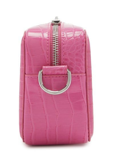 Rosa krokodil-embossierte Tasche mit glatter Oberfläche. Mit einem zentralen silbernen Reißverschluss und einer seitlichen Schlaufen-Hardware-Akzent. Rechteckige Form.