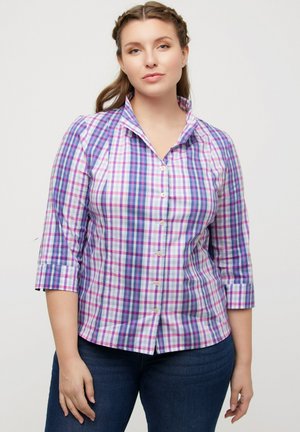 Camicia a scacchi con colori viola, rosa e bianco; chiusura con bottoni; colletto a punta; maniche a tre quarti; tessuto leggero.