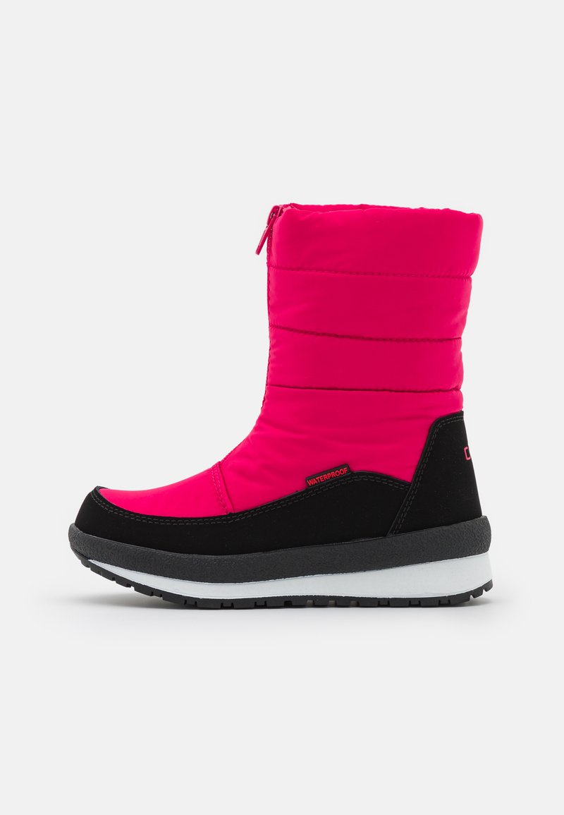 Wodoszczelne buty z jaskrawym różowym wierzchem z nylonu, czarnymi zamszowymi akcentami, wyściełanym cholewką oraz solidną gumową podeszwą z białą śródpodeszwą.