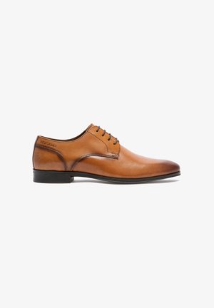 Chaussure habillée en cuir marron avec un bout arrondi, un laçage et une texture lisse. Présente un logo discret sur le côté et une semelle noire.