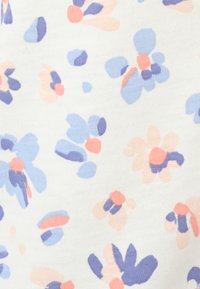 Bloemmotief stof met kleine, abstracte bloemen in lichtblauw, paars en perzik op een witte achtergrond met een zachte, getextureerde afwerking.