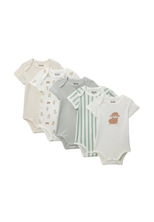 Cinq bodies pour bébé à manches courtes en beige, imprimé mouton, gris, rayures vertes et blanc avec une illustration de mouton, disposés en ligne.