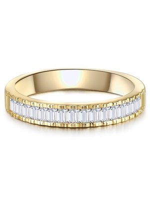 Anello in oro con una fila continua di pietre rettangolari trasparenti, che presenta una finitura lucida e accenti texturizzati lungo i bordi.