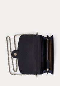 Zwarte leren schoudertas met een kettingband, ritscompartiment, drukknoopsluiting en binnenzakken. Gladde textuur en minimalistisch ontwerp.