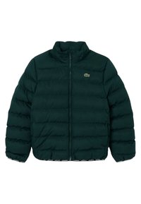 Tmavozelená prešívaná bunda s plným predným zipsom, stojacím golierom a malým logom krokodíla na ľavej strane hrude.