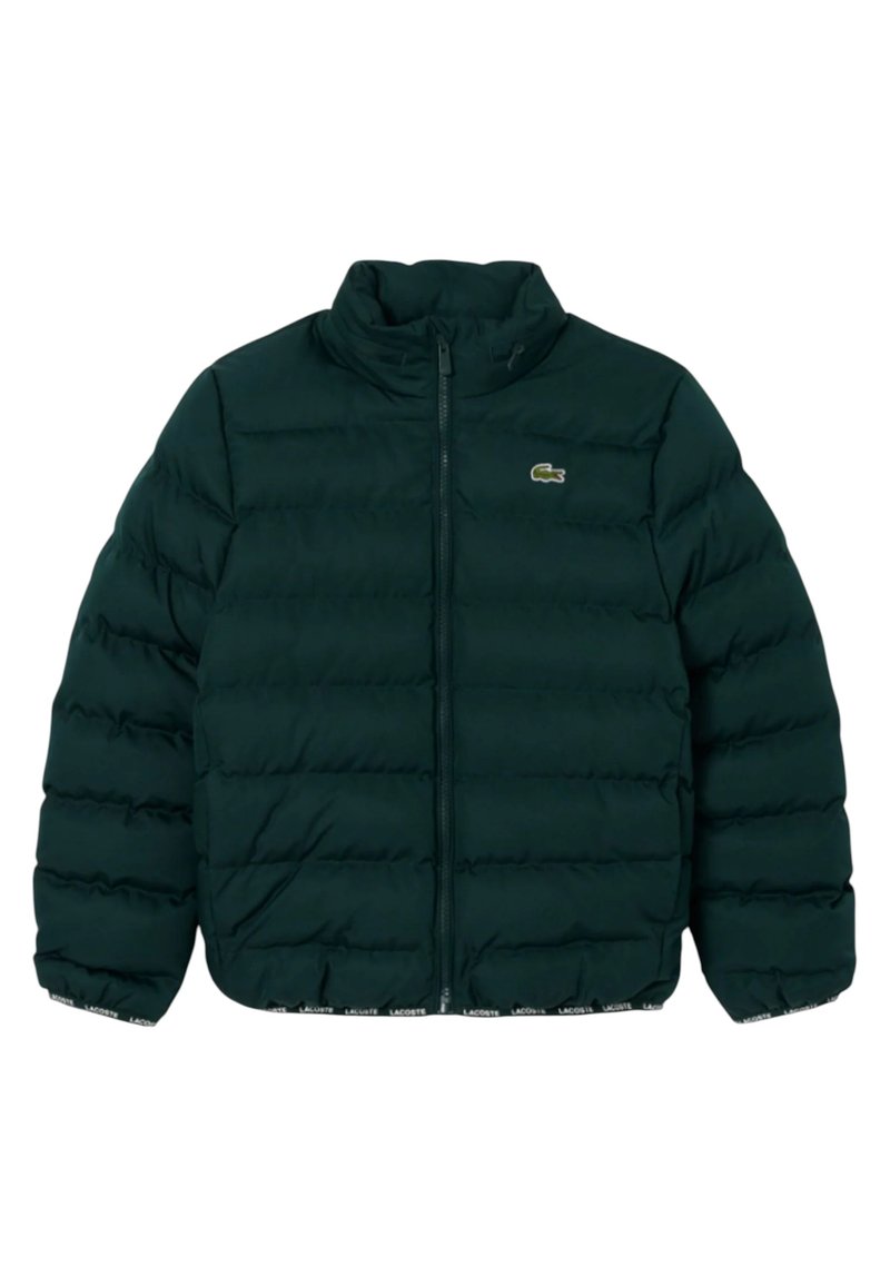 Tmavozelená prešívaná bunda s plným predným zipsom, stojacím golierom a malým logom krokodíla na ľavej strane hrude.