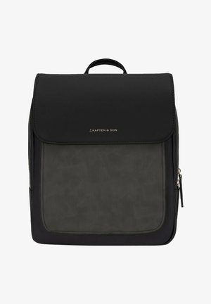 Sac à dos noir avec une texture mate, présentant une poche frontale élégante en gris foncé, un logo doré et une poignée supérieure pour un transport facile.