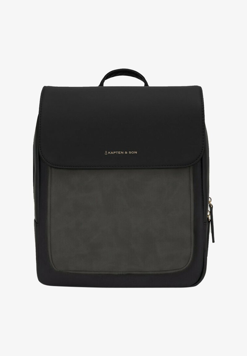 Svart ryggsäck med matt textur, med en slank framficka i mörkgrått, guldlogotyp och ett handtag på toppen för enkel bärning.