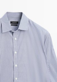 Blauw-witte gestreepte overhemden met een spread collar, met een gladde textuur en vijf witte knopen op de voorkant.