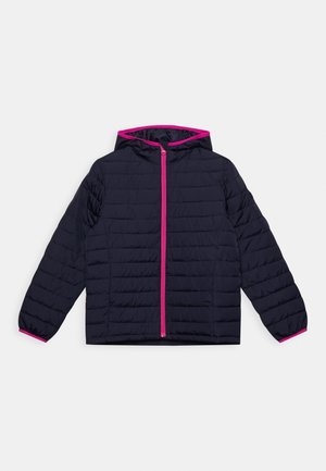 Granatowa, pikowana kurtka z kapturem, zapinana na suwak z przodu, z różowym obszyciem wzdłuż zamka, krawędzi kaptura i mankietów, rozłożona na białym tle.