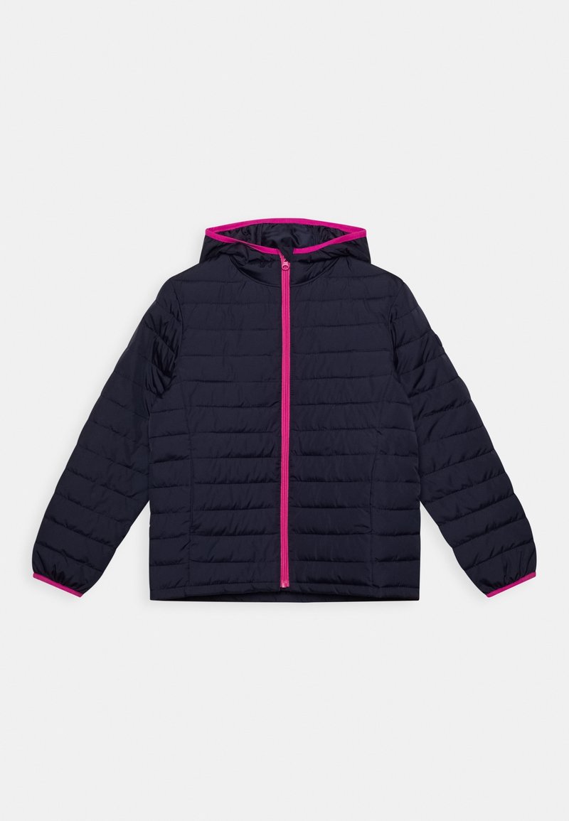 Veste matelassée bleu marine avec capuche, fermeture éclair frontale et bordure rose le long de la fermeture éclair, du bord de la capuche et des poignets, posée à plat sur fond blanc.