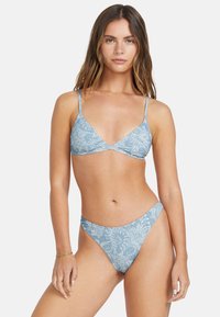 Svetlo modrý bikiny set s vzorovaným dizajnom, trojuholníkový top s tenkými ramienkami a nízkymi nohavičkami s podobným textúrovaním.