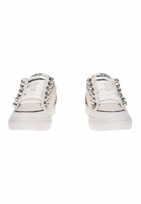 Sneakers bianchi realizzati in materiale liscio con borchie argento lungo i lati, punta rotonda e suole in gomma testurizzata.