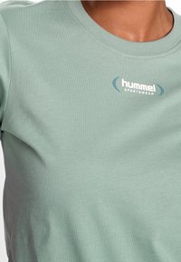 Hummel Camiseta básica - light green