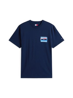 T-shirt de algodão azul-marinho com decote redondo, apresentando um pequeno bolso no peito com um design geométrico em azul claro e vermelho. Mangas curtas.