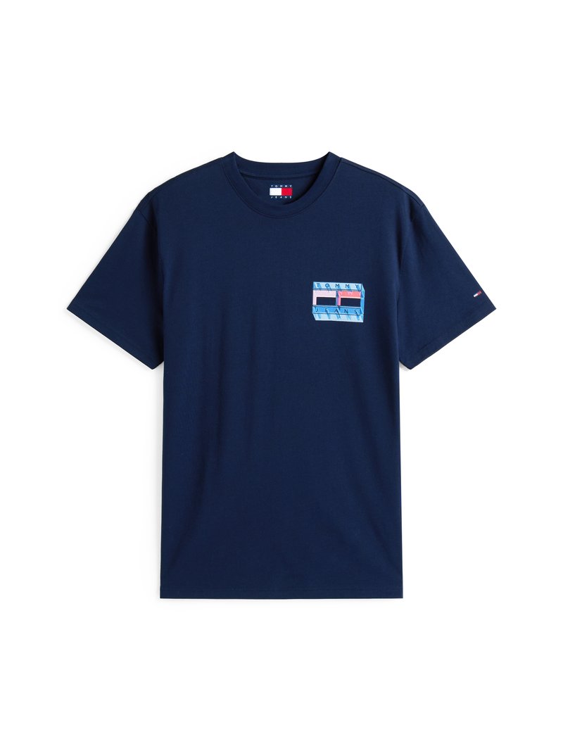 Camiseta de algodón azul marino con cuello redondo, que presenta un pequeño diseño de bolsillo en el pecho con patrones geométricos en azul claro y rojo. Mangas cortas.