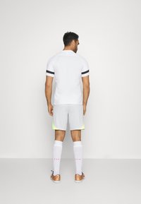 Nike Performance STRIKE  - Pantalón corto de deporte - pure platinum/volt/hyper pink