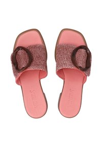Roze geweven slipper sandalen met een gestructureerde band en een bruine ronde accent. Zachte voetbed met een vierkante teenontwerp.
