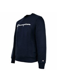 Marineblaues langärmliges Sweatshirt mit weißem "Champion"-Schriftzug auf der Brust und kleinem Champion-Logo am linken Ärmelbündchen.