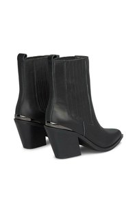 Czarne skórzane botki za kostkę z ostrym noskiem, elastycznymi panelami bocznymi oraz masywnym obcasem. Ozdobione subtelnym niebieskim przeszyciem i metalicznymi akcentami.