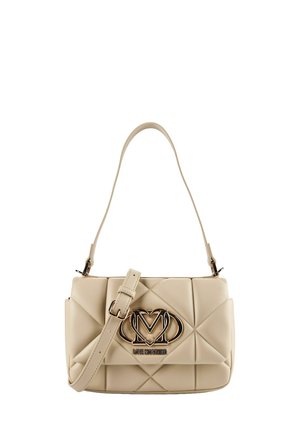 Sac à main matelassé beige avec poignée supérieure et bandoulière réglable, affichant un logo en métal en forme de cœur et le texte "Love Moschino" sur le rabat avant.