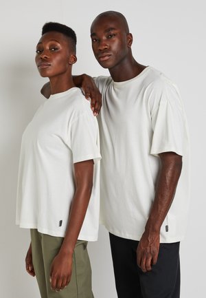 SHAPES BOX TEE UNISEX - Jednoduché triko - egret