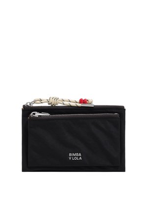 Bolsa rectangular negra con dos compartimentos con cremallera, tirador de cuerda blanco y negro con cuentas rojas, y el logo "BIMBA Y LOLA" en el bolsillo frontal.