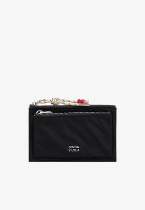 Bolsa rectangular negra con dos compartimentos con cremallera, tirador de cuerda blanco y negro con cuentas rojas, y el logo "BIMBA Y LOLA" en el bolsillo frontal.