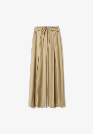 Beige Hosen mit weitem Bein, hoher Taille, Falten, Seitentaschen und einem passenden Stoffgürtel, der vorne gebunden ist.