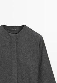 Top in tessuto grigio scuro e strutturato con collo rotondo e senza chiusure visibili. Etichetta con la dicitura "Massimo Dutti." Design semplice e minimalista.