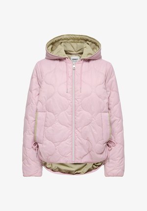 Rozā kviltētā jaka ar kapuci, aprīkota ar rāvējslēdzēju, elastīgu auklu apakšmalā un kontrastējošu zaļu iekšpusi.