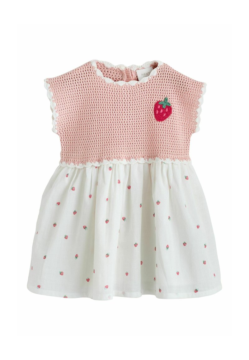 Haut en tricot rose avec fraise brodée ; jupe blanche avec petits motifs de fraise ; bords festonnés ; mélange de coton doux.
