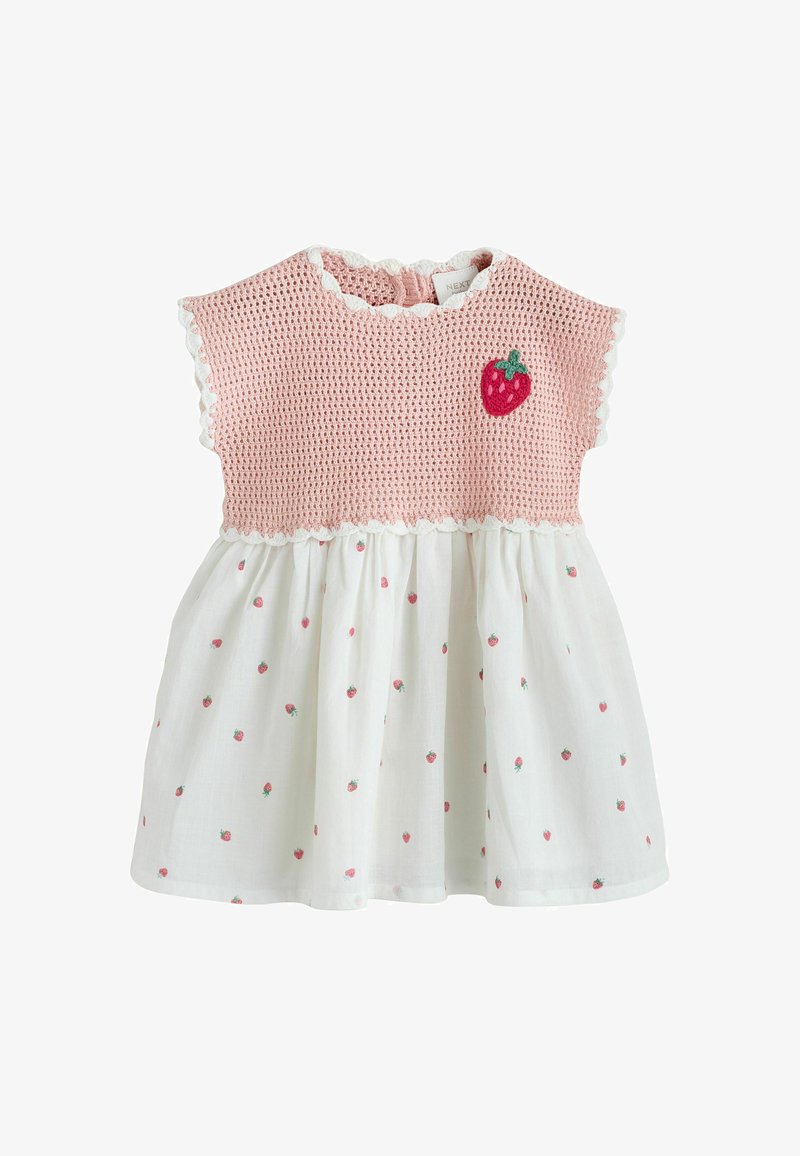 Haut en tricot rose avec fraise brodée ; jupe blanche avec petits motifs de fraise ; bords festonnés ; mélange de coton doux.