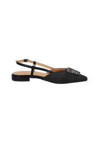 Zapato slingback negro trenzado con punta afilada, tacón plano y acentos decorativos de rhinestones en la parte superior. Material texturizado con forro de cuero.