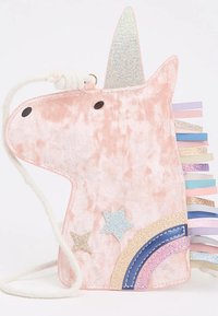 Borsa a forma di unicorno in velluto rosa con un corno lucido, criniera di nastri colorati, stelle blu e dorate, e un'accento arcobaleno multicolore.