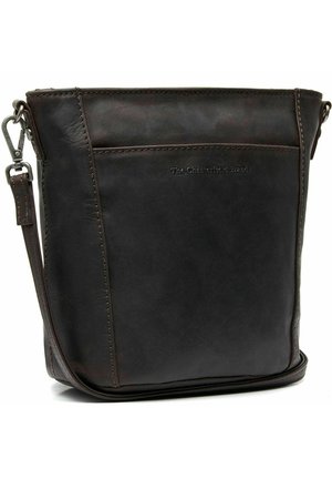 Bruine leren schoudertas met een gladde textuur, ritssluiting en een voorvak. Voorzien van een verstelbare schouderriem en subtiele branding.