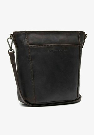 Borsa a tracolla in pelle marrone con texture liscia, chiusura con zip e tasca frontale. Presenta una tracolla regolabile e un branding discreto.