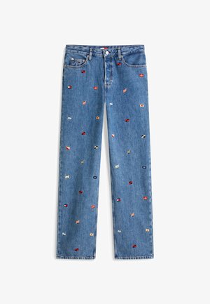 Jean en denim bleu à jambes droites, décoré de petits drapeaux multicolores brodés dispersés sur le tissu.