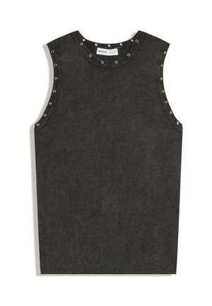 Tmavosivý pletený top bez rukávov s okrúhlym výstrihom a kovovými očkami pozdĺž goliera a priehlbín pre ruky.