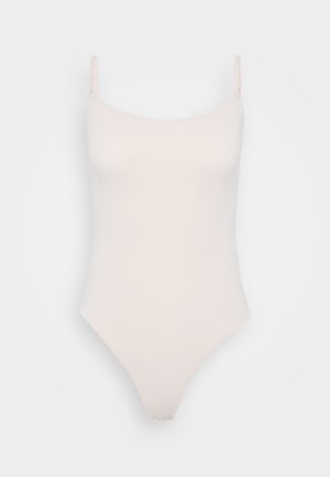 Bodysuit de color rosa claro con tirantes delgados, textura suave y escote redondeado. Presenta una pierna de corte alto y un cierre a presión en la parte inferior.